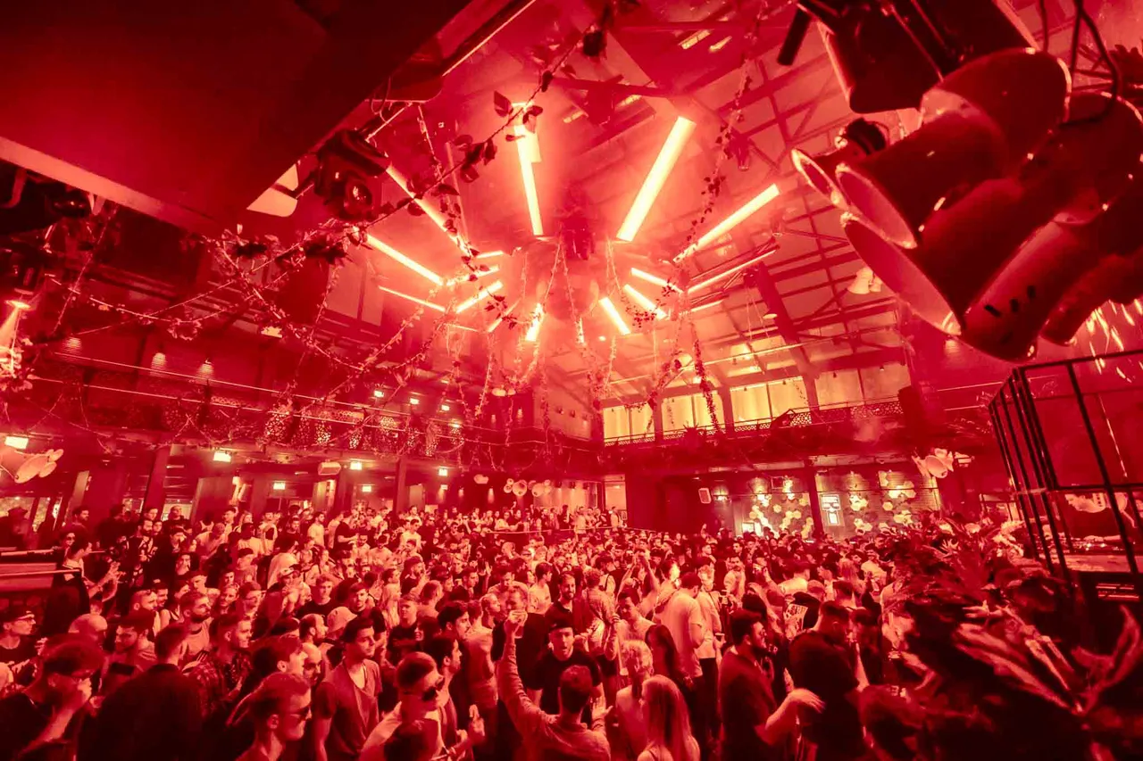 Best Live Music Venues in London: Tiny Rooms to Arenas
